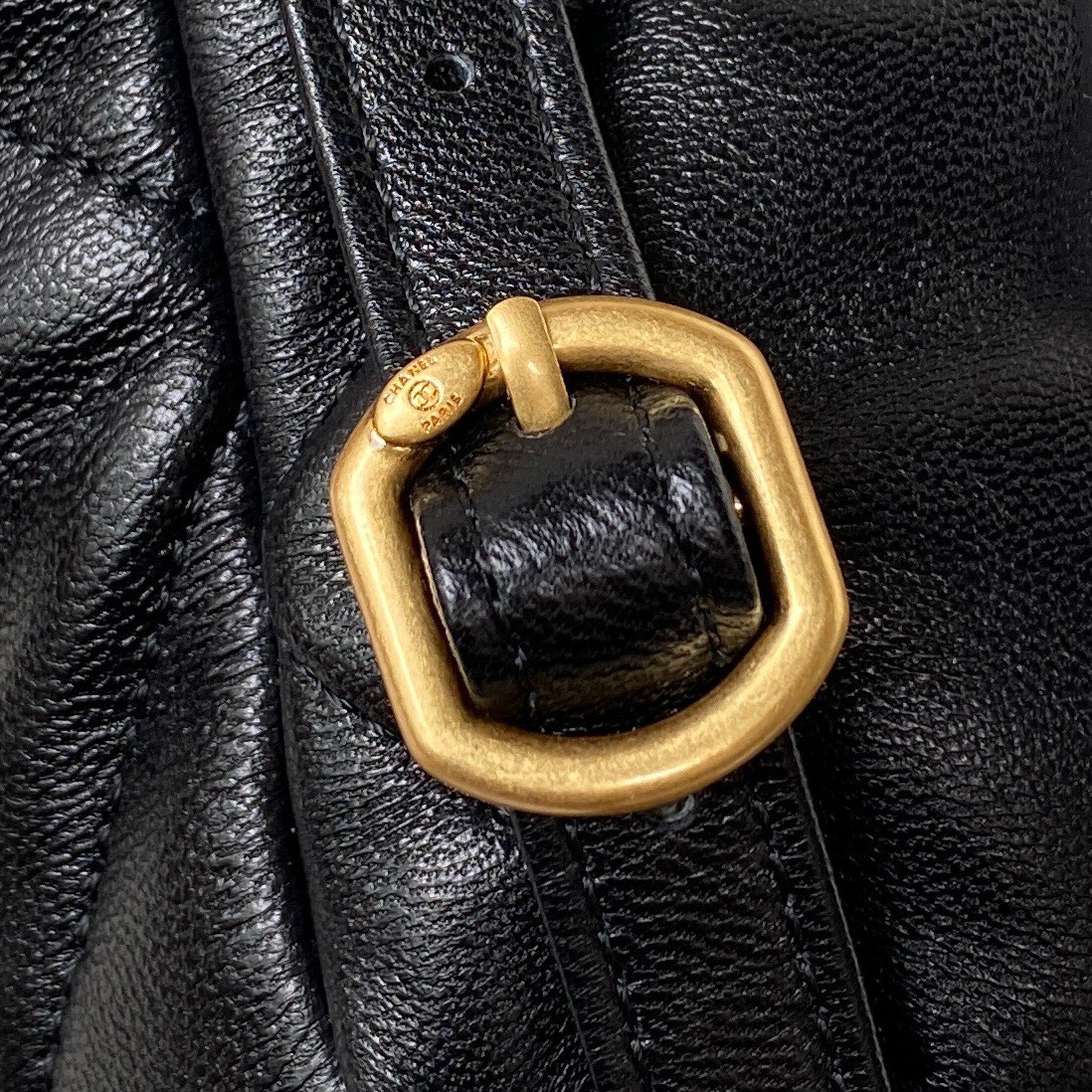 Lambskin 19 Backpack AS4223 Black/Gold